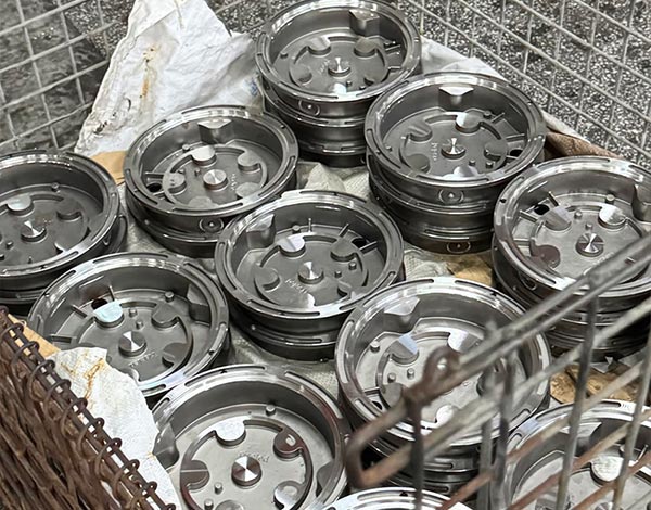 Alumiini-magnesiumseoksesta valmistetut painevaletut komponentit